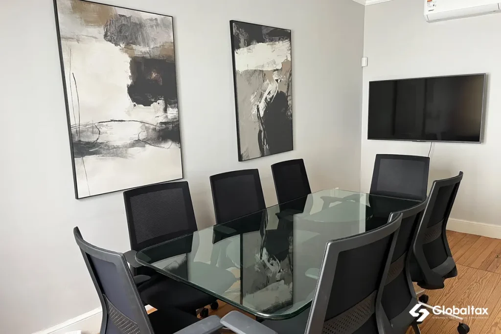 Sala de reuniones del estudio GlobalTax, asesoramiento sobre la ley de lavado de activos en Uruguay