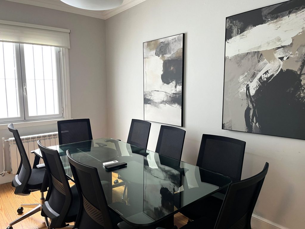 Sala de reuniones del estudio GlobalTax en Montevideo
