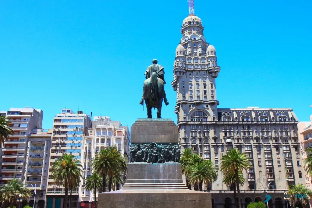 Monumento a Artigas y Palacio Salvo en la Plaza Independencia de Montevideo