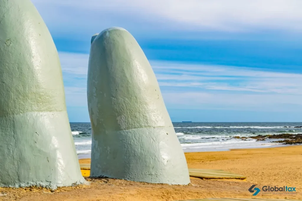 Monumento Los Dedos en Playa Brava, guía del beneficiario final en Uruguay