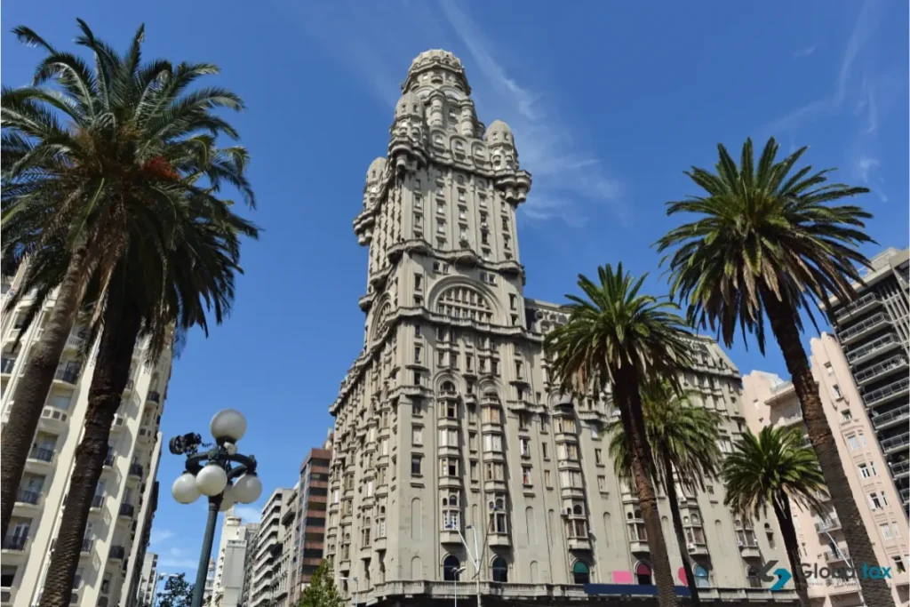 Palácio Salvo entre palmeiras no centro de Montevidéu