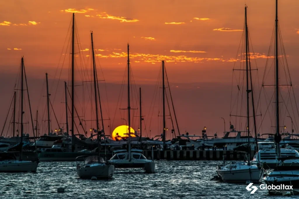 Veleros en el puerto de Punta del Este al atardecer