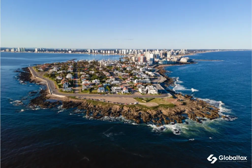 Vista aérea de la península de Punta del Este con sus casas frente al mar