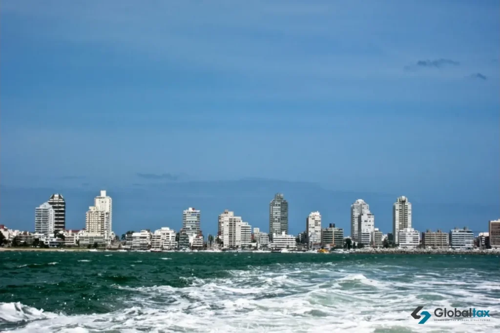 Edificios frente al mar en Punta del Este, Uruguay, guía de regulación financiera