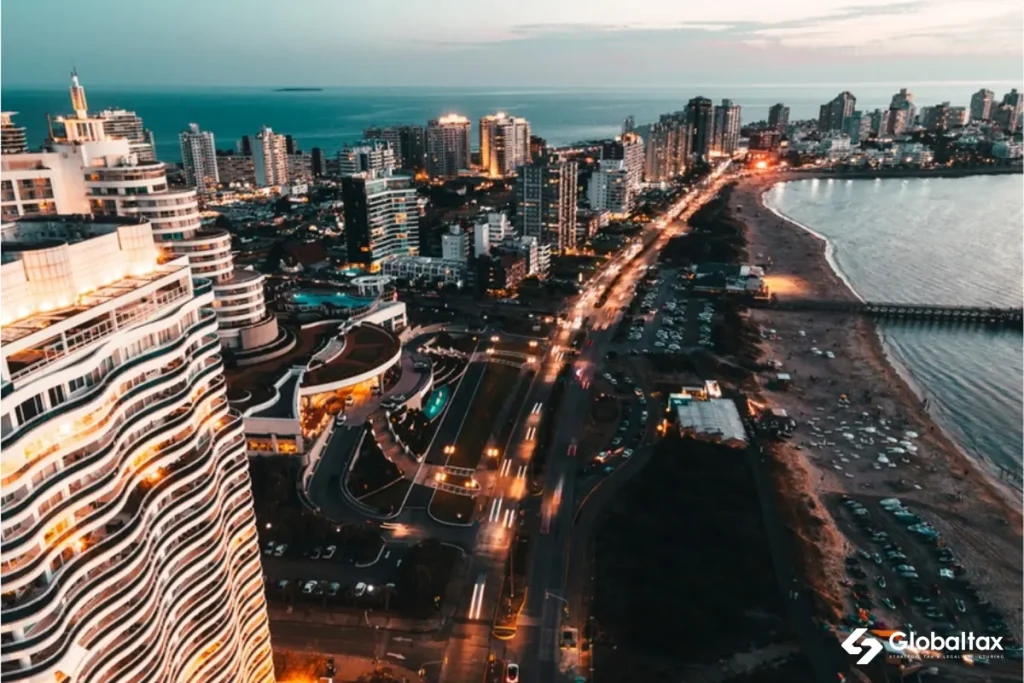 Vista aérea de edificios en Punta del Este al anochecer