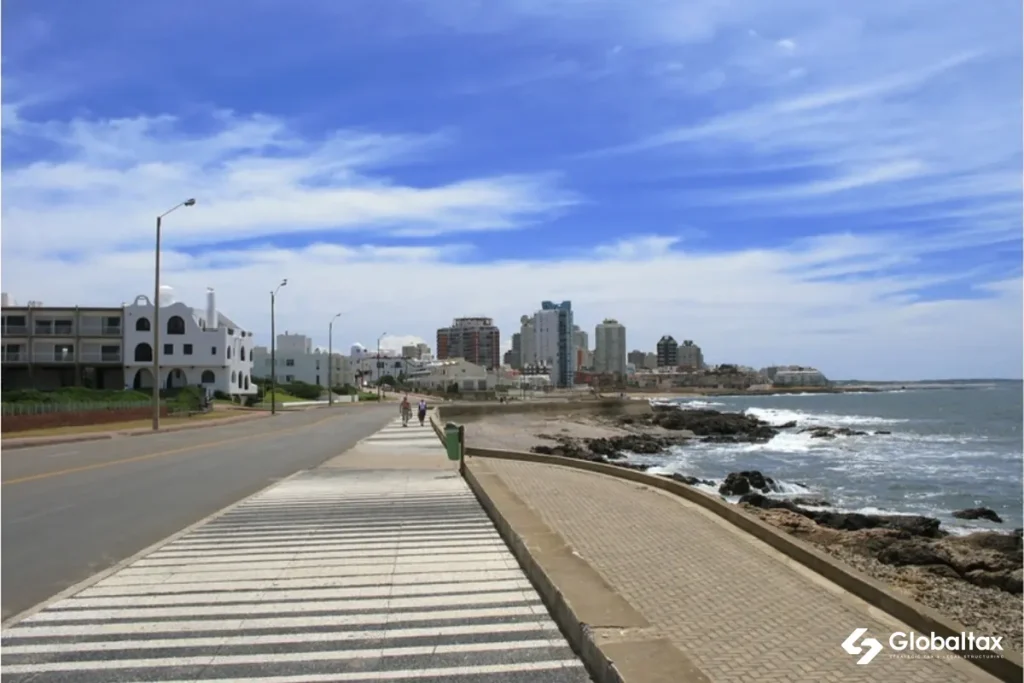 Rambla costera de Punta del Este con la ciudad al fondo