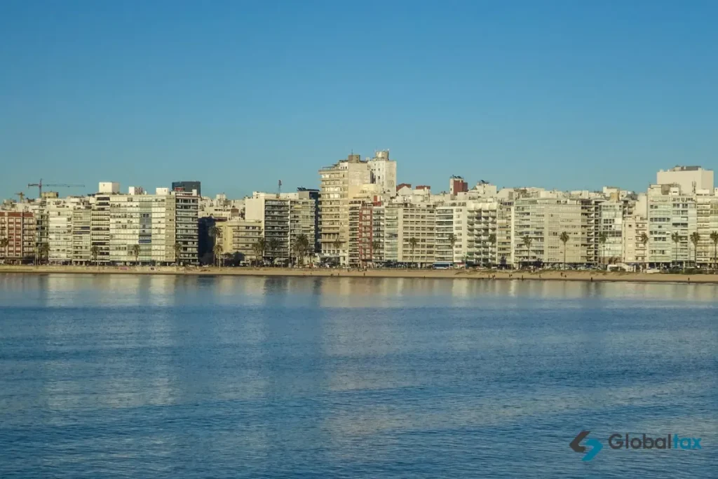 Edificios frente a la rambla de Montevideo vistos desde el agua