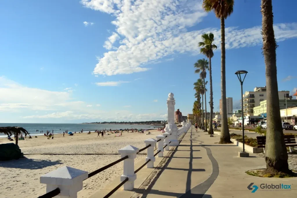 Rambla e praia de Piriápolis com famílias aproveitando o verão no Uruguai